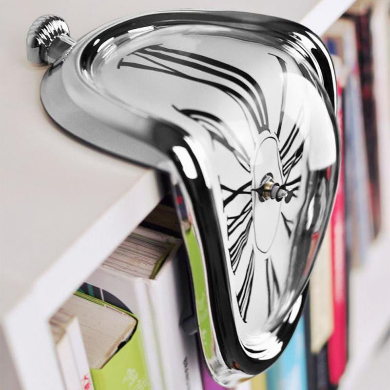 Surrealistiskt Ur med Smältande Design Inspirerad av Salvador Dalí