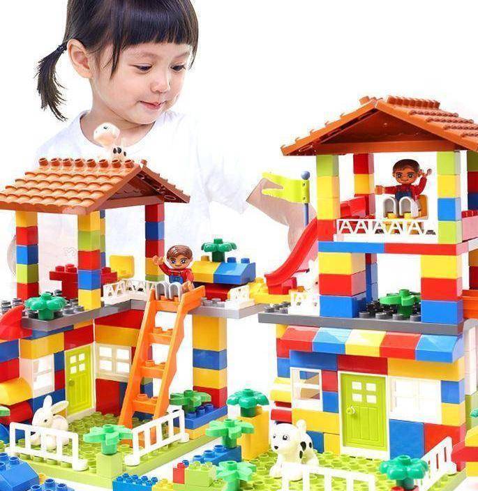 Färgstarkt LEGO Slott för Barn - Kreativ Lek och Samvaro