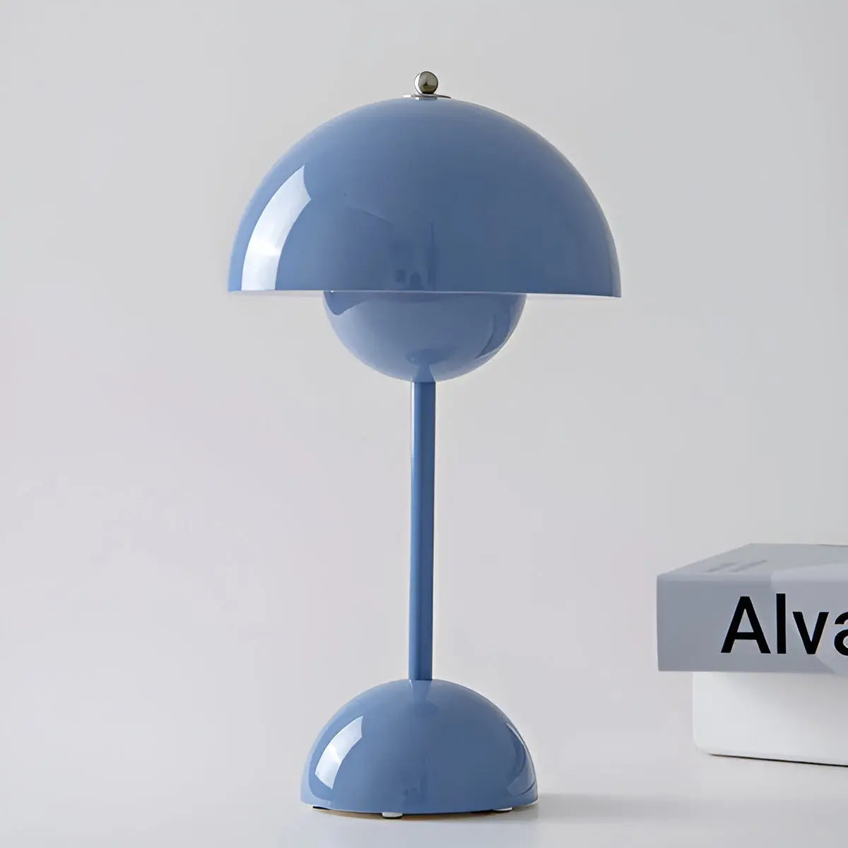 Elegant skandinavisk bordslampa med justerbart ljus