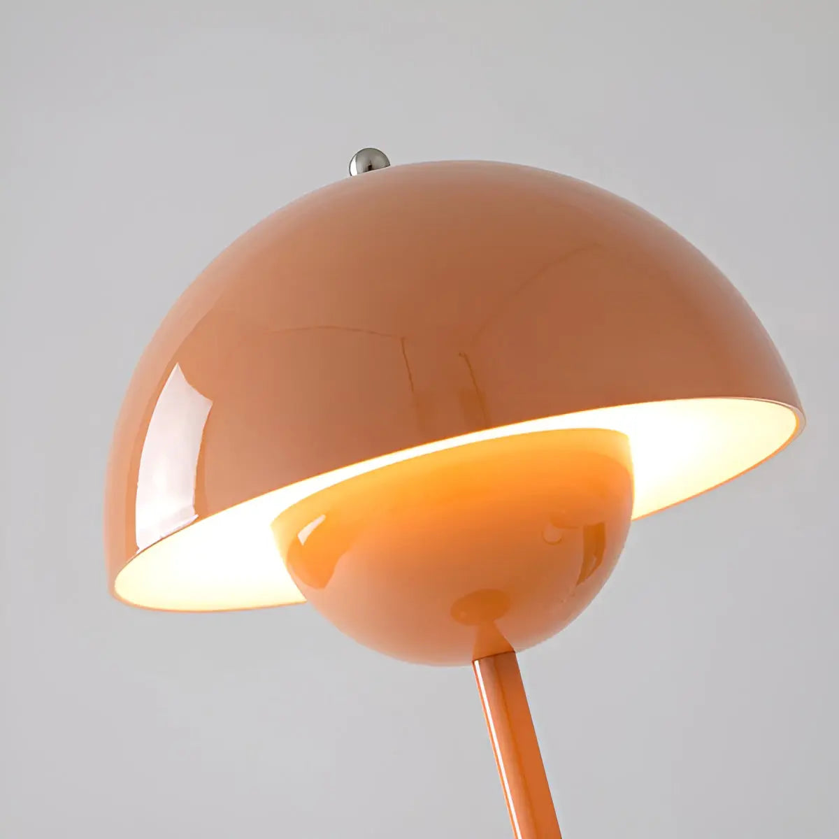 Elegant skandinavisk bordslampa med justerbart ljus