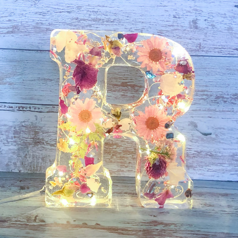 Nattelys med Tørrede Blomster Bogstaver