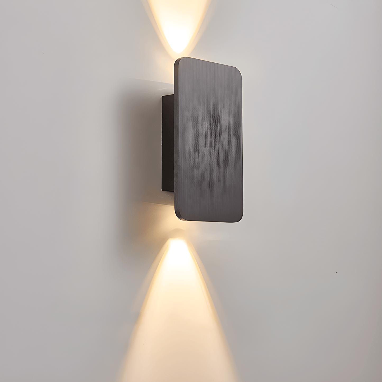 Stilfuld LED-væglampe i træ med justerbart lysdesign