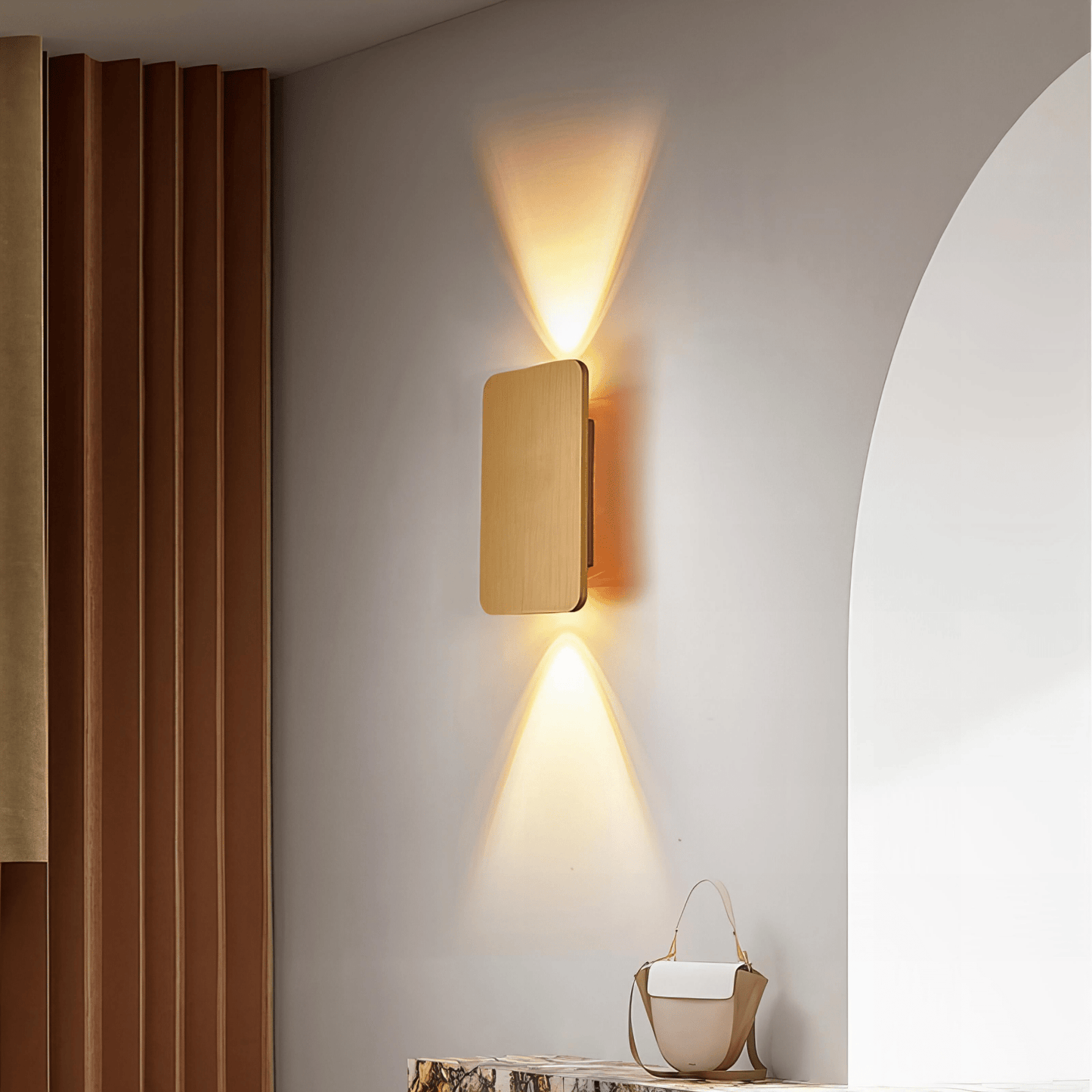 Stilfuld LED-væglampe i træ med justerbart lysdesign