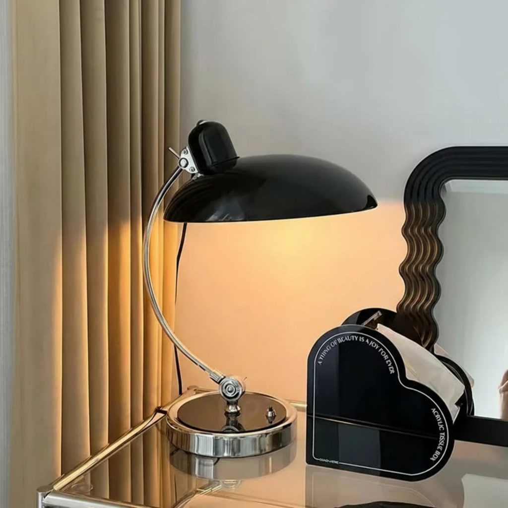Elegant bordslampa i järn med skandinavisk design och funktionalitet