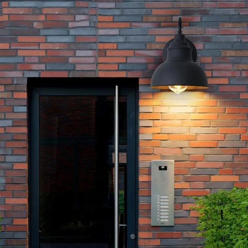 Rustik Vägglampa med Industriell Design – Perfekt för Utomhusbruk