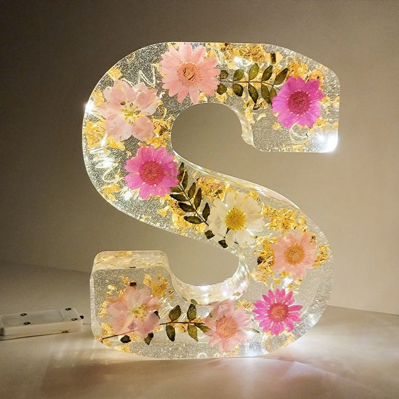 Nattelys med Tørrede Blomster Bogstaver