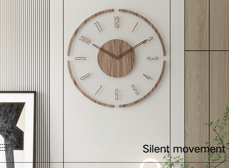 Vægur i træ med skandinavisk design