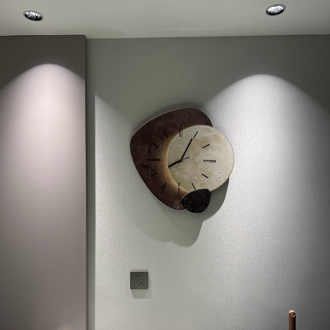 Elegant Vægur i Skandinavisk Stil | Moderne Design med Belysning