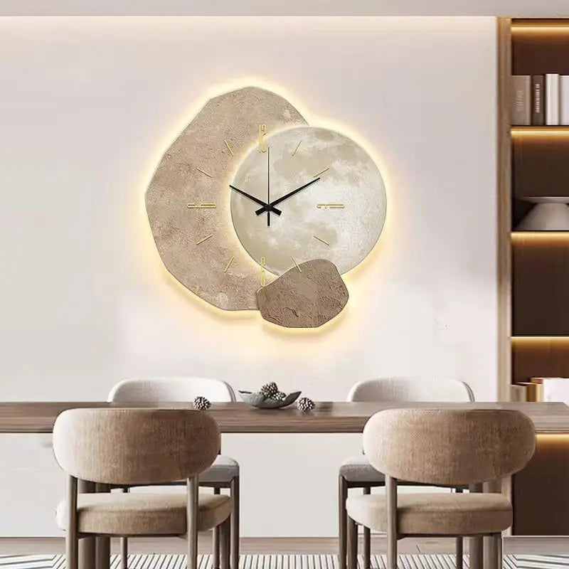 Elegant Vægur i Skandinavisk Stil | Moderne Design med Belysning