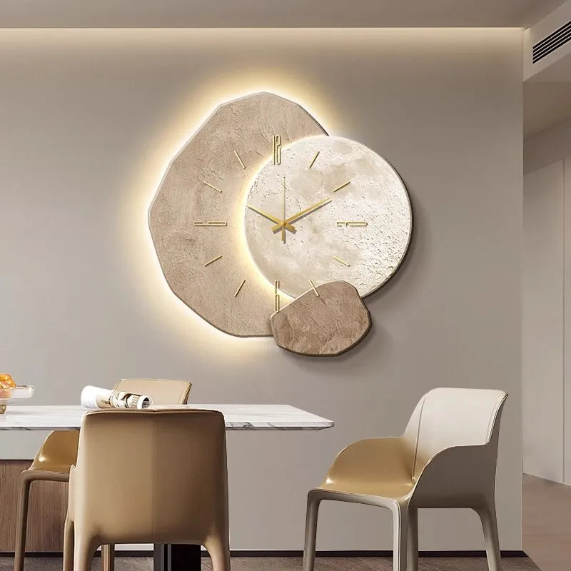 Elegant Vægur i Skandinavisk Stil | Moderne Design med Belysning