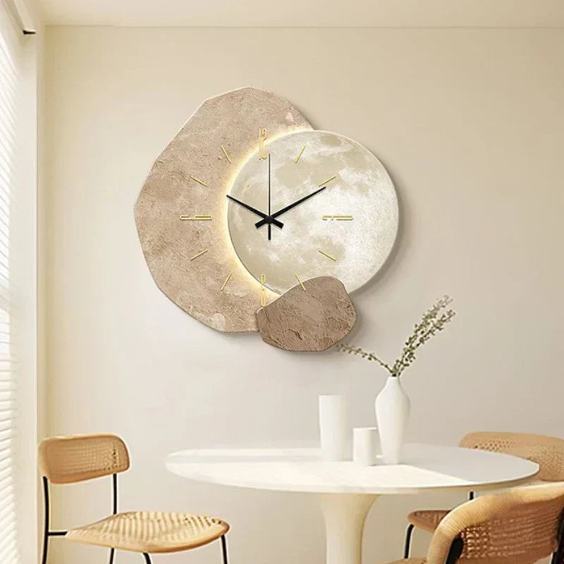 Elegant Vægur i Skandinavisk Stil | Moderne Design med Belysning