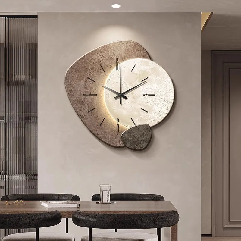 Elegant Vægur i Skandinavisk Stil | Moderne Design med Belysning