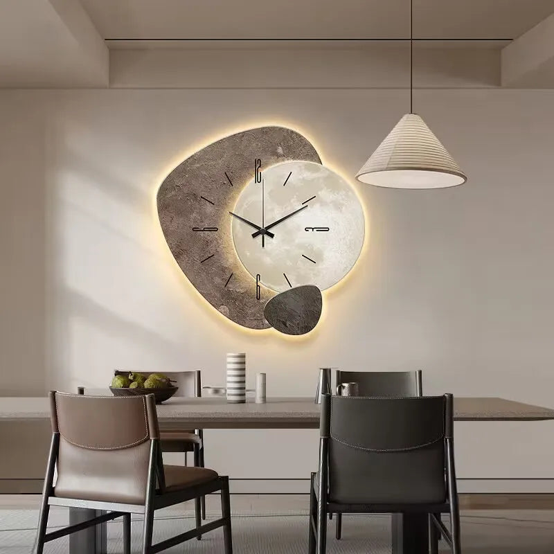 Elegant Vægur i Skandinavisk Stil | Moderne Design med Belysning