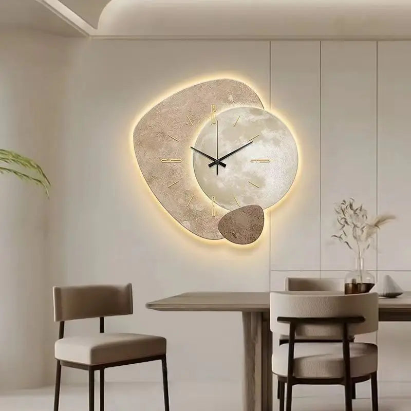 Elegant Vægur i Skandinavisk Stil | Moderne Design med Belysning