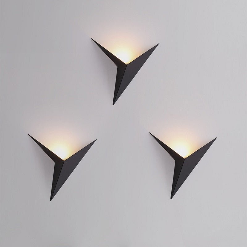 Moderne LED-væglampe i trekantet design – Energibesparende lys