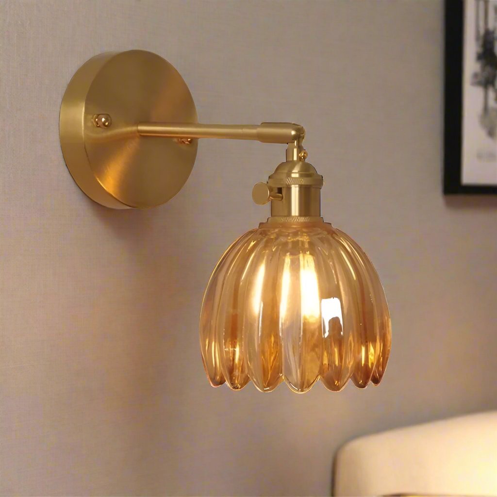 Væglys i Vintage Glas med Tulipan Design og Messing Finish