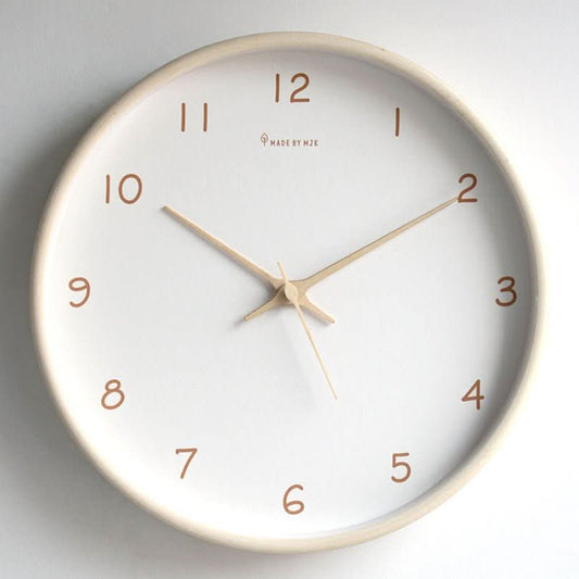 Tyst väggklocka i massivt trä – Analog design