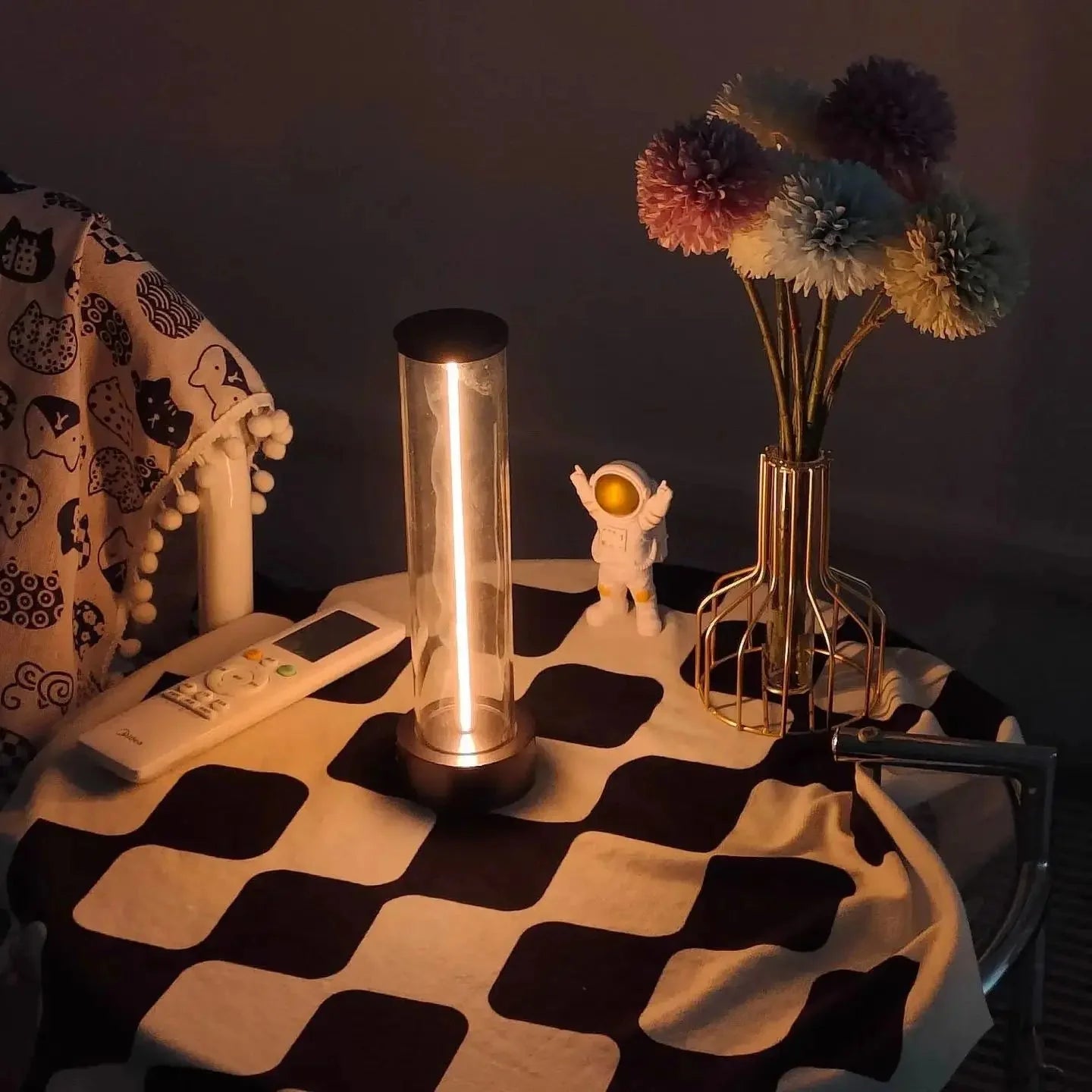 Stilren Bordlampe med LED-Lys til Moderne Indretning
