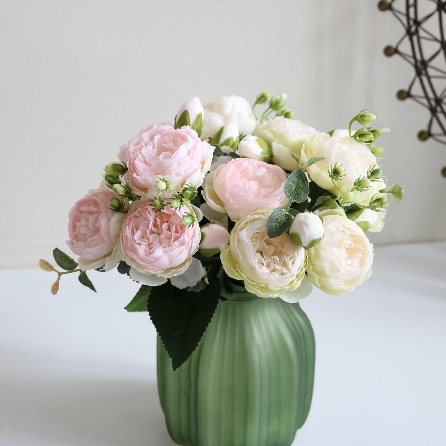 Elegant kunstnerisk blomsterarrangement med pæoner - Buket