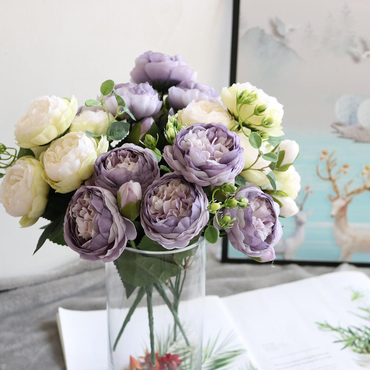 Elegant kunstnerisk blomsterarrangement med pæoner - Buket