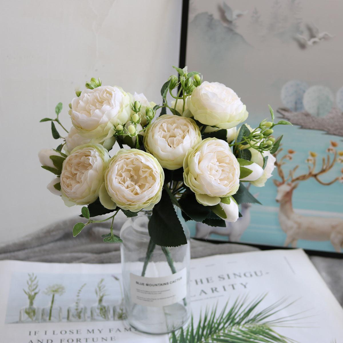 Elegant kunstnerisk blomsterarrangement med pæoner - Buket
