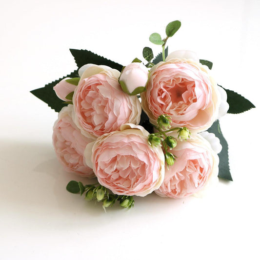 Elegant konstnärligt blomsterarrangemang med pioner – Bukett