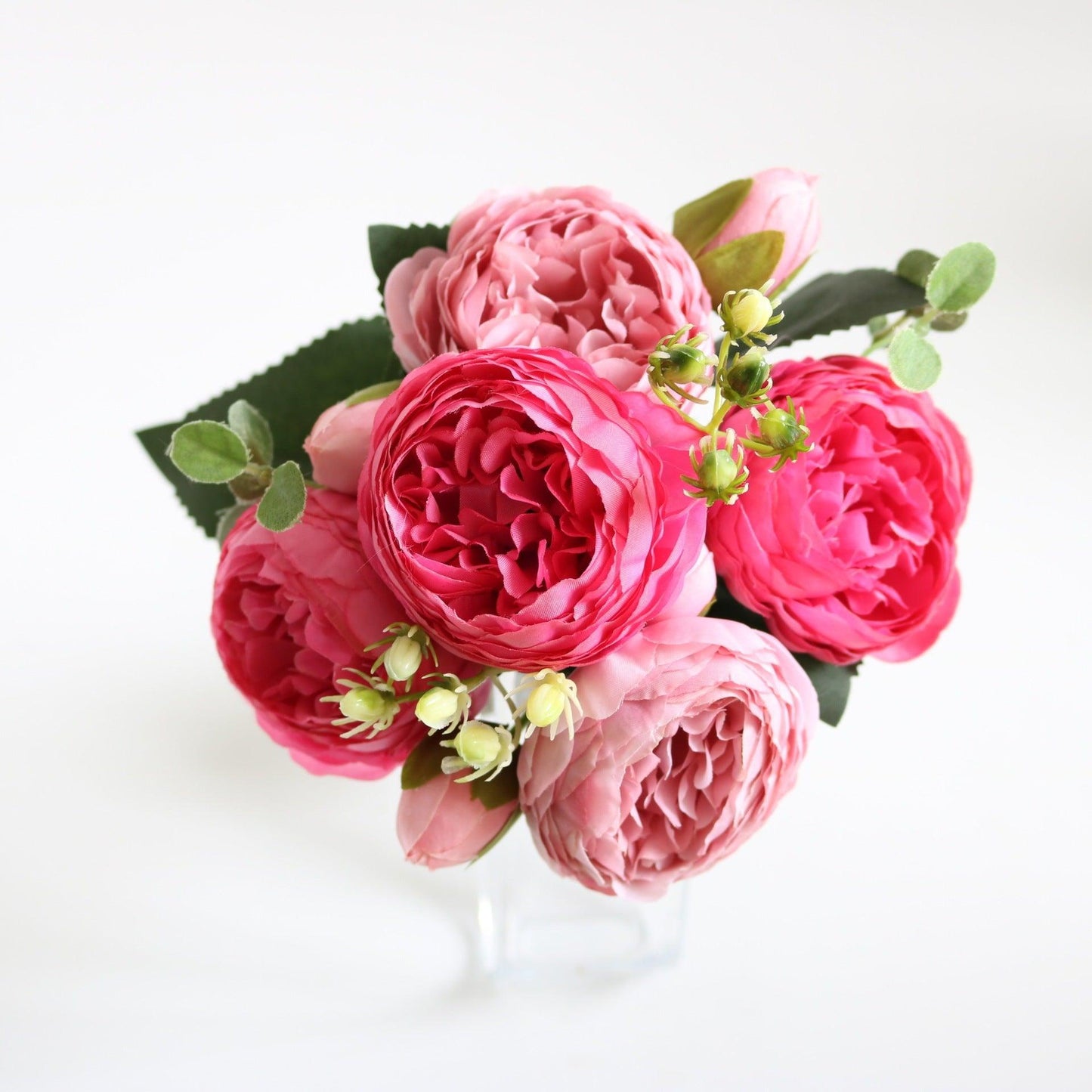 Elegant kunstnerisk blomsterarrangement med pæoner - Buket