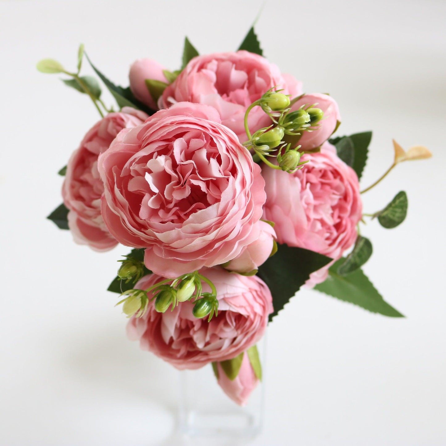 Elegant kunstnerisk blomsterarrangement med pæoner - Buket