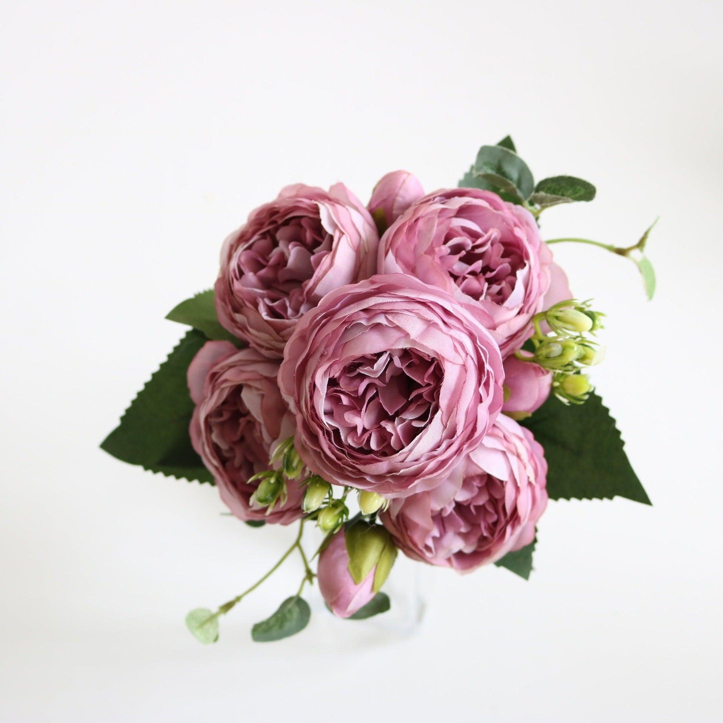 Elegant kunstnerisk blomsterarrangement med pæoner - Buket