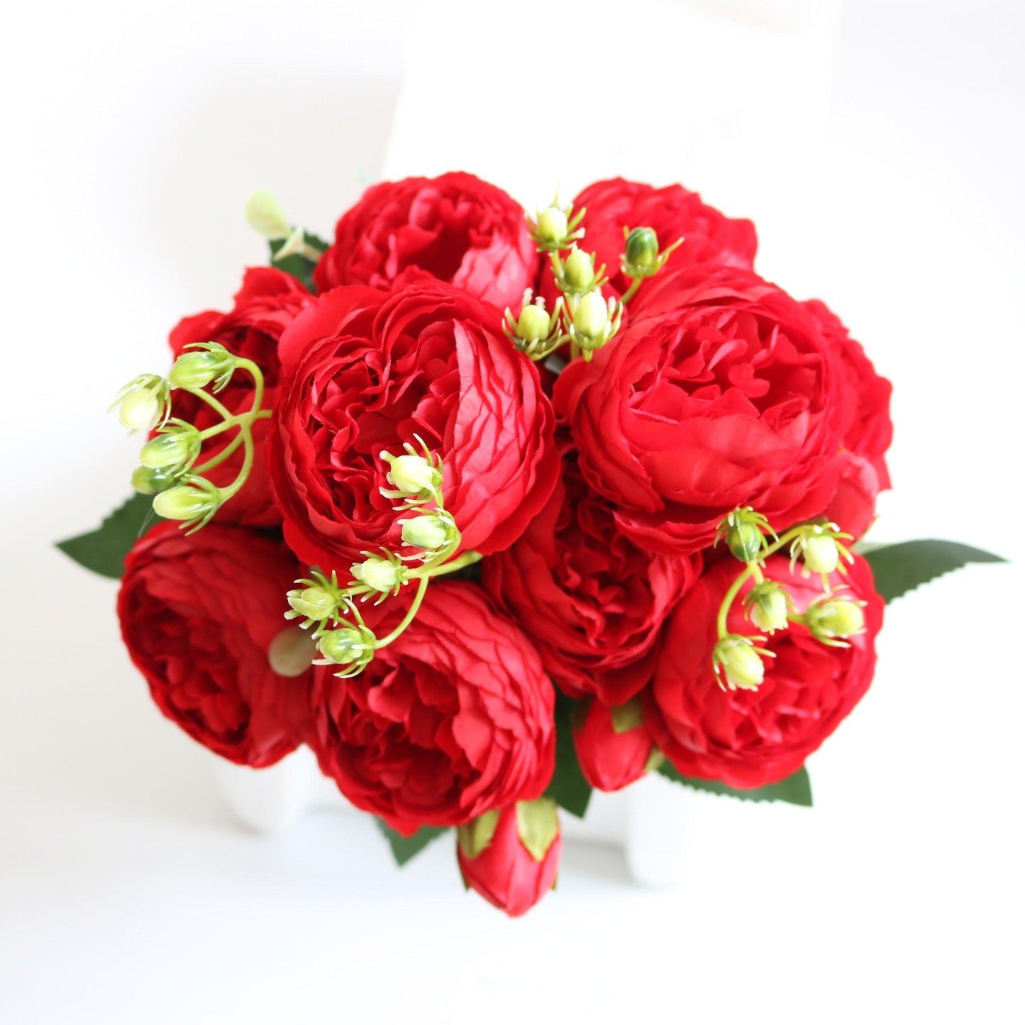 Elegant kunstnerisk blomsterarrangement med pæoner - Buket