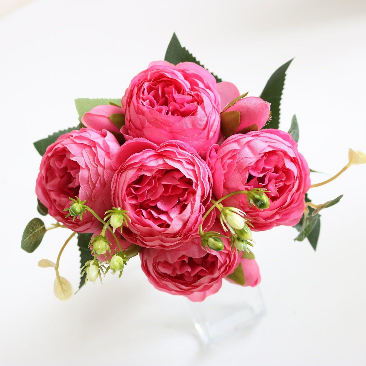 Elegant kunstnerisk blomsterarrangement med pæoner - Buket