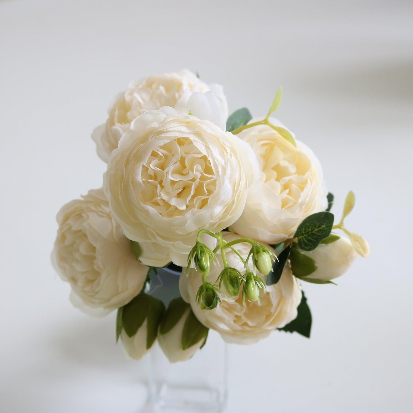 Elegant kunstnerisk blomsterarrangement med pæoner - Buket
