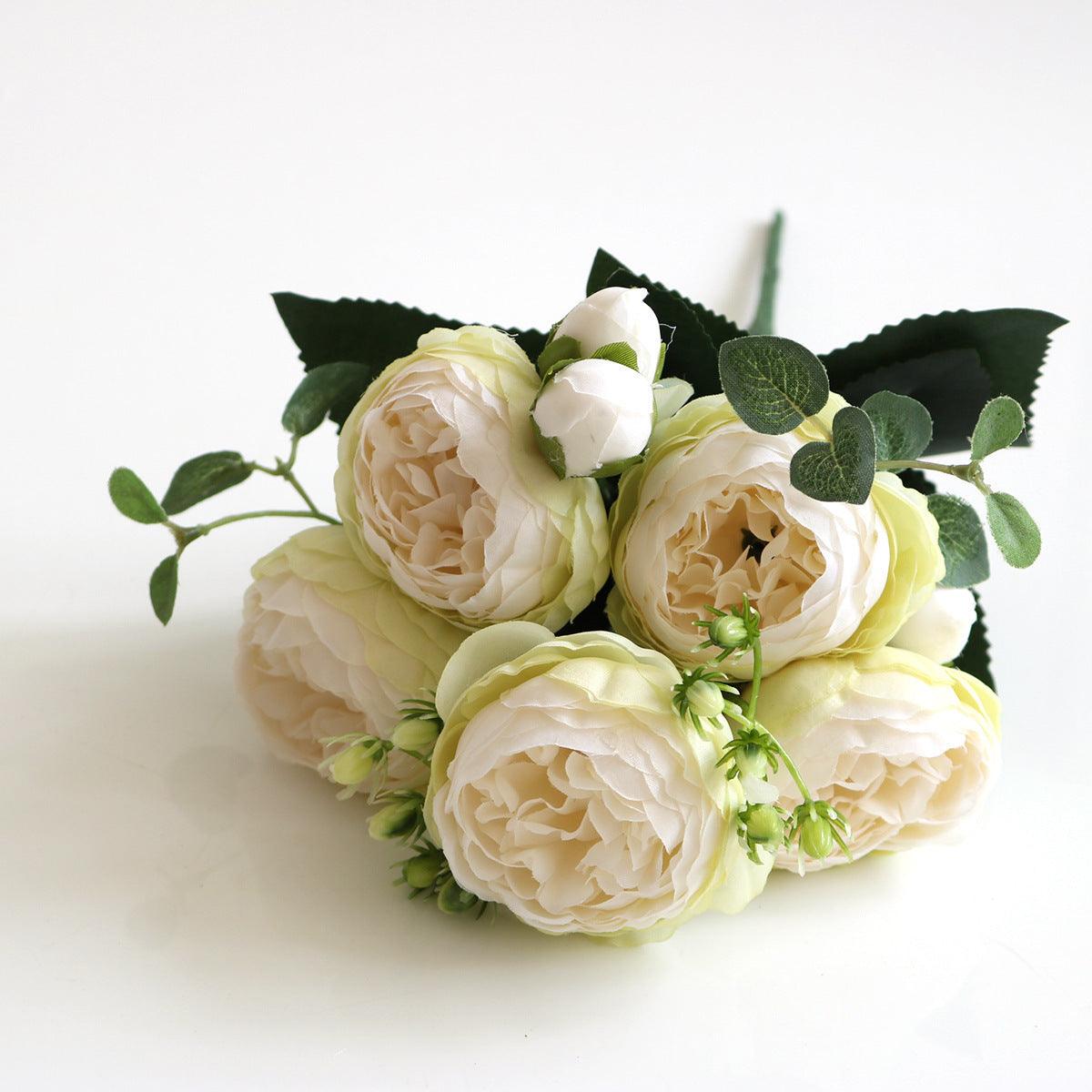 Elegant kunstnerisk blomsterarrangement med pæoner - Buket