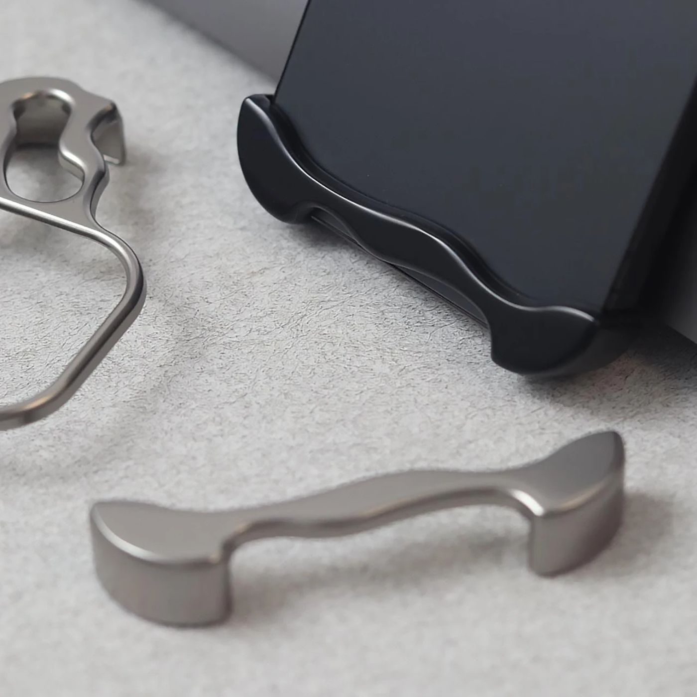 Smal smartphoneficka med minimalistisk design