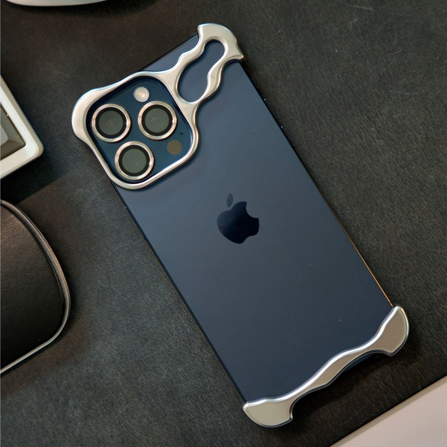 Smal smartphoneficka med minimalistisk design