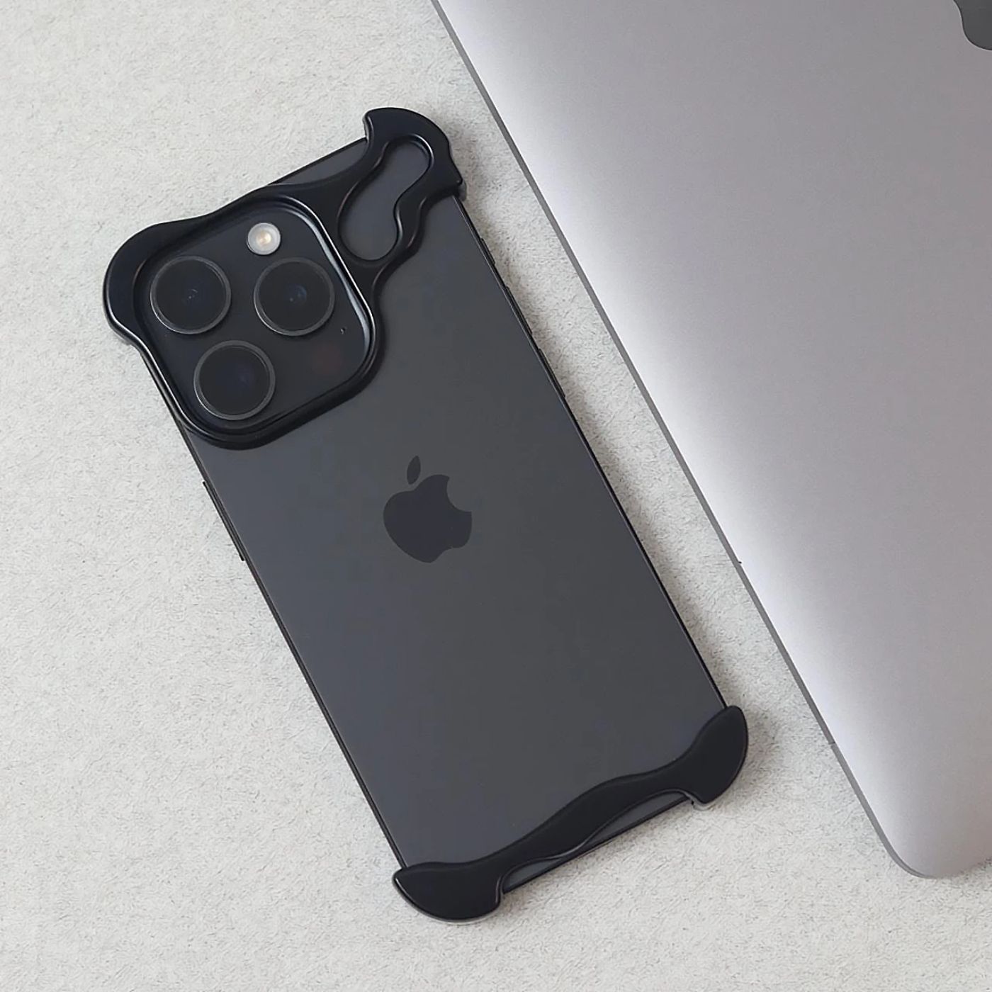 Smal smartphoneficka med minimalistisk design