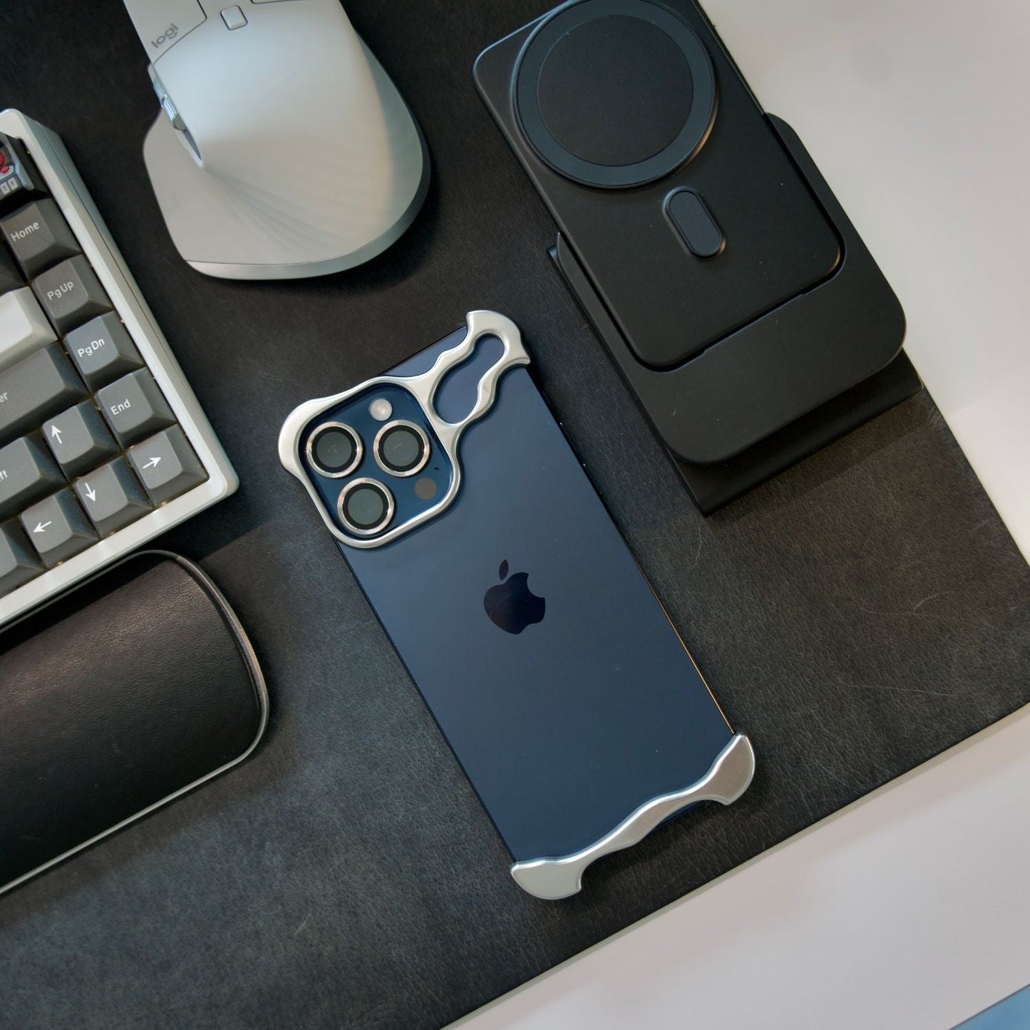 Smal smartphoneficka med minimalistisk design