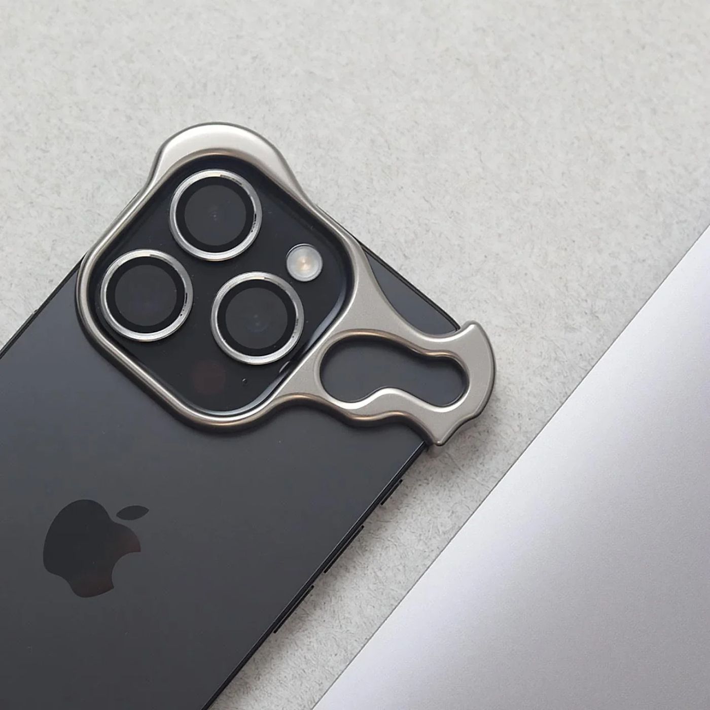 Smal smartphoneficka med minimalistisk design