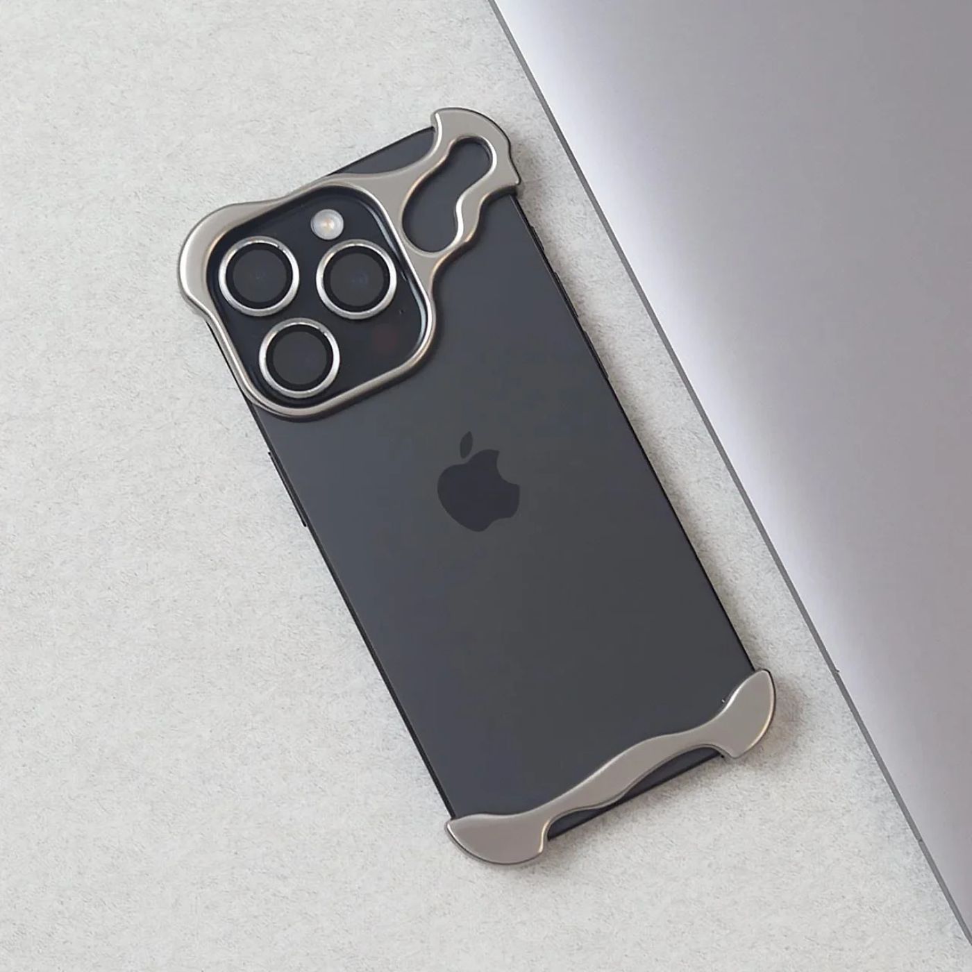 Smal smartphoneficka med minimalistisk design