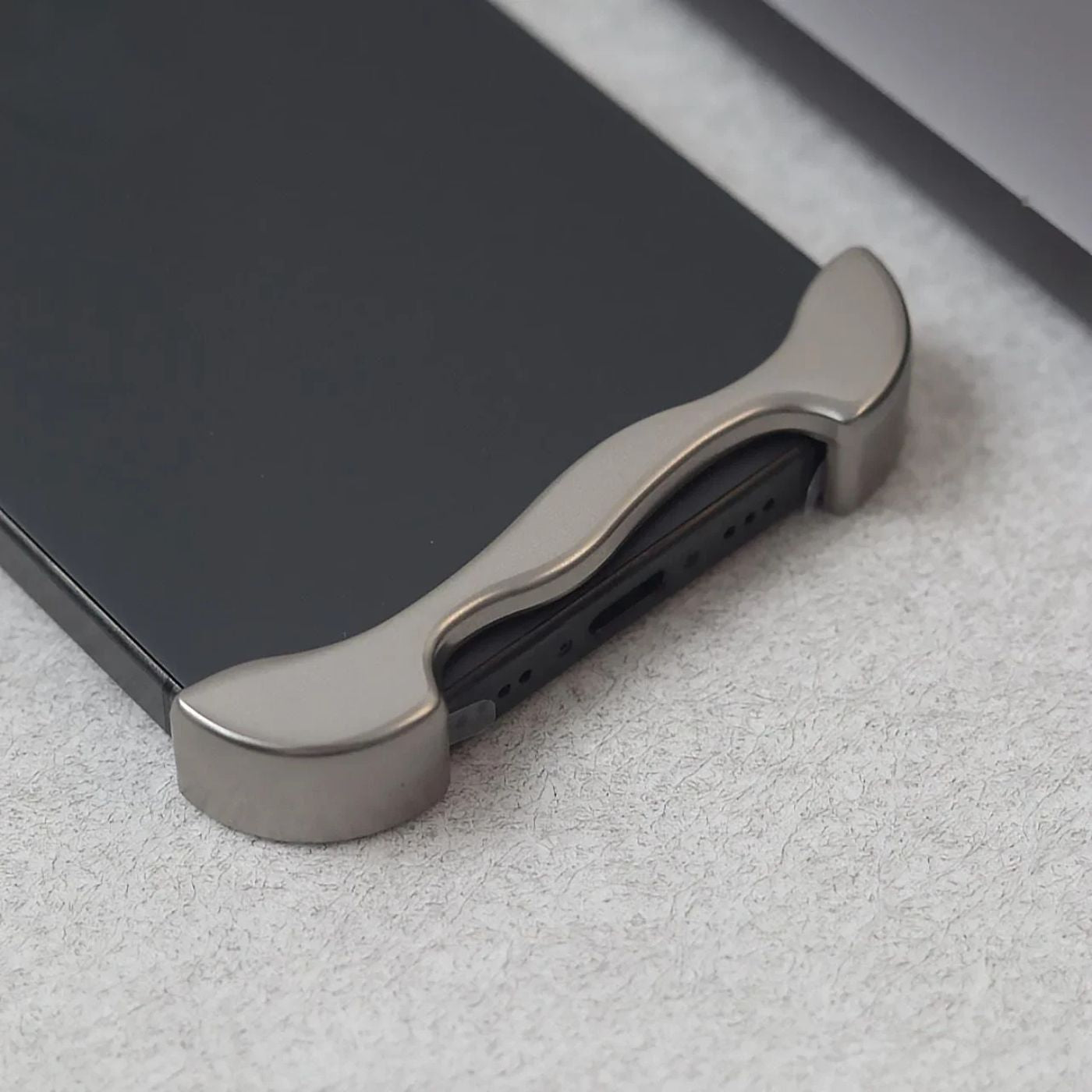 Smal smartphoneficka med minimalistisk design