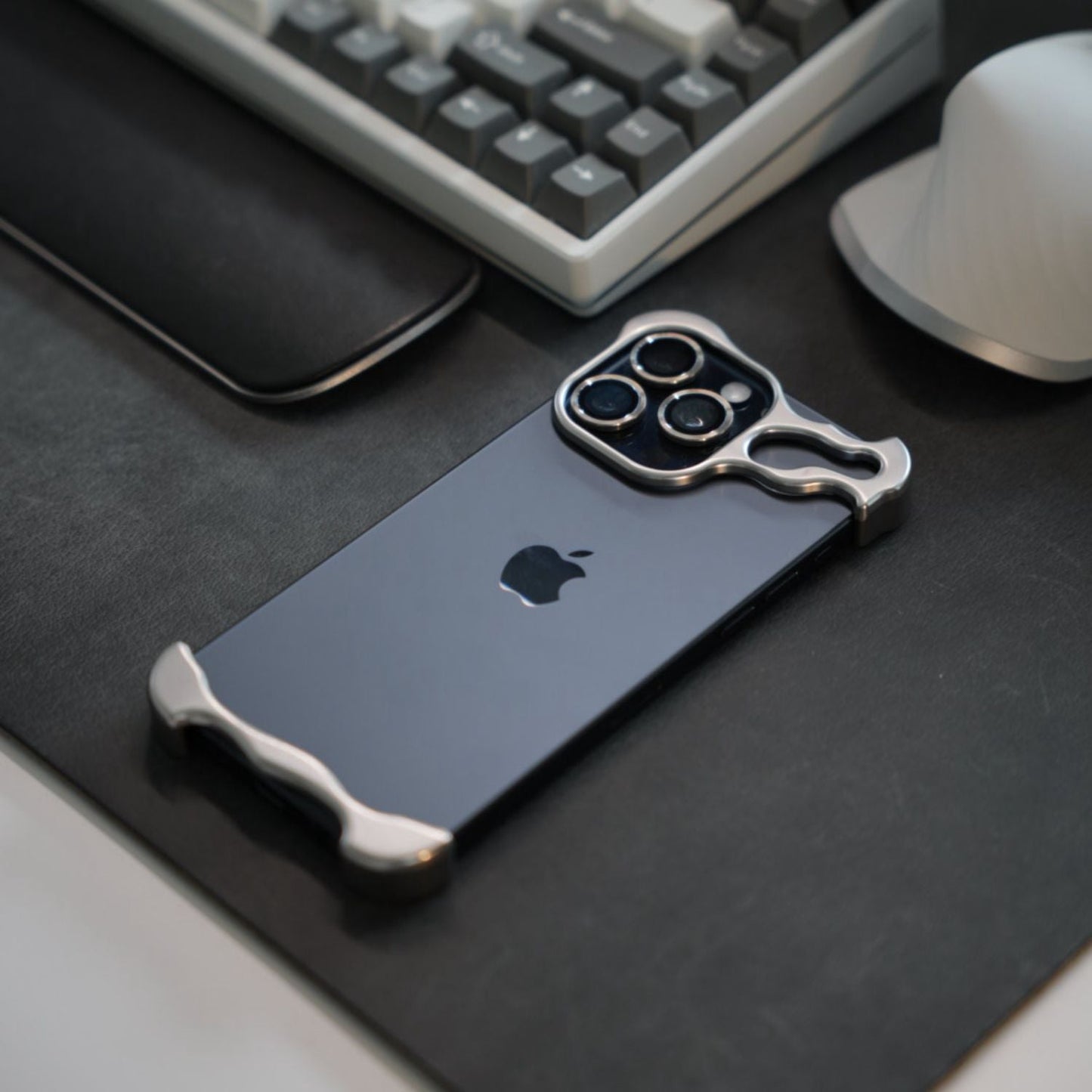 Smal smartphoneficka med minimalistisk design