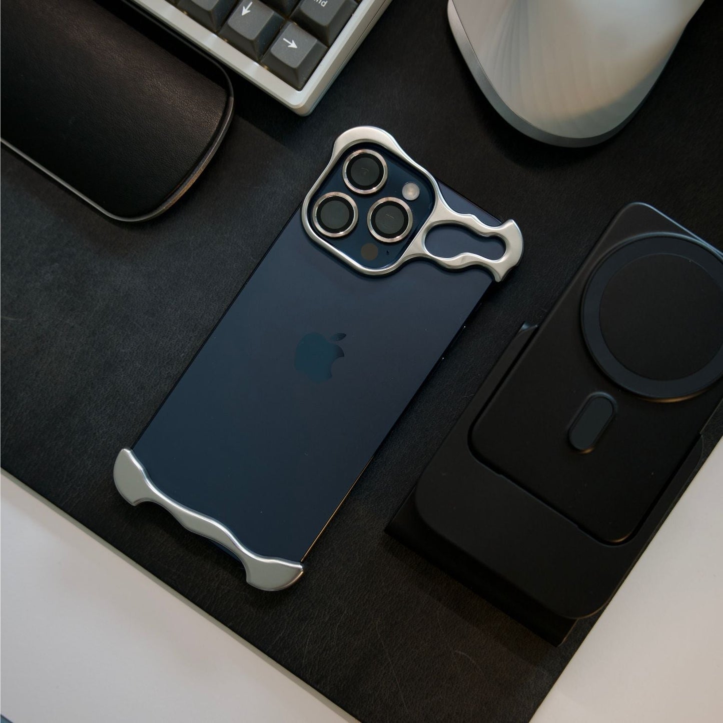 Smal smartphoneficka med minimalistisk design