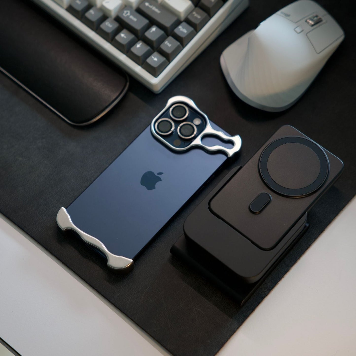 Smal smartphoneficka med minimalistisk design