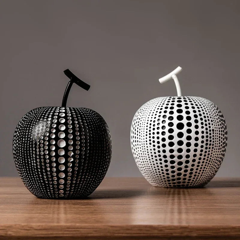 Elegant äppelskulptur med svartvita prickar – nordisk design