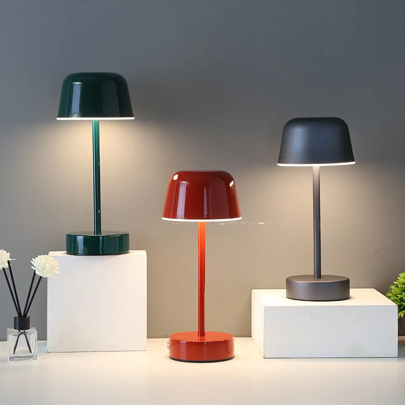 Stilren LED-bordslampa med Justerbar Ljusstyrka & Trådlös Bekvämlighet