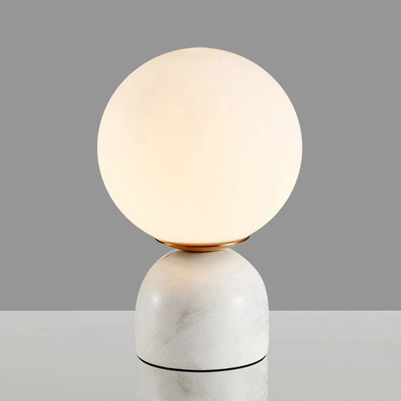 Elegant Bordlampe med Glasglobus og Stabil Stenbase