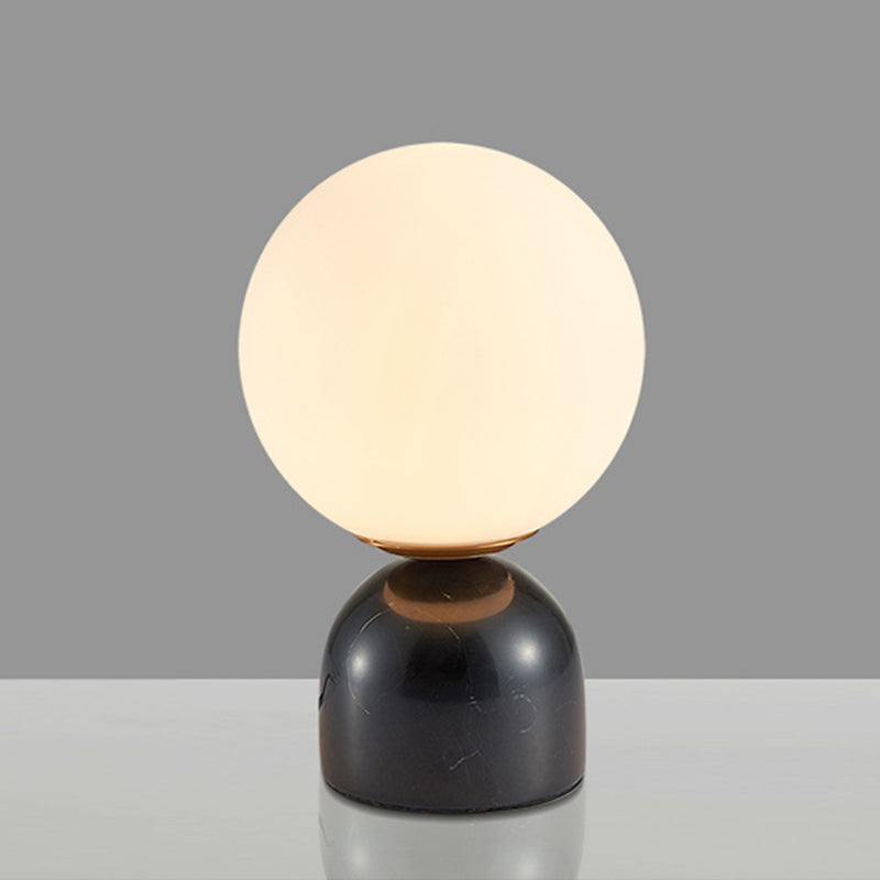 Elegant Bordlampe med Glasglobus og Stabil Stenbase