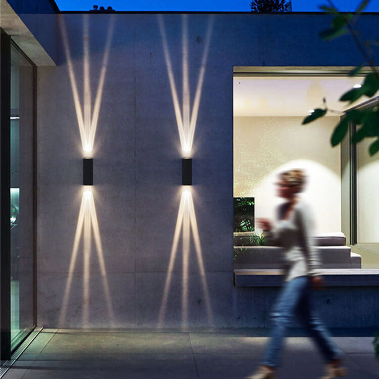 Elegant utomhusvägglampa i svart med energioptimerad LED