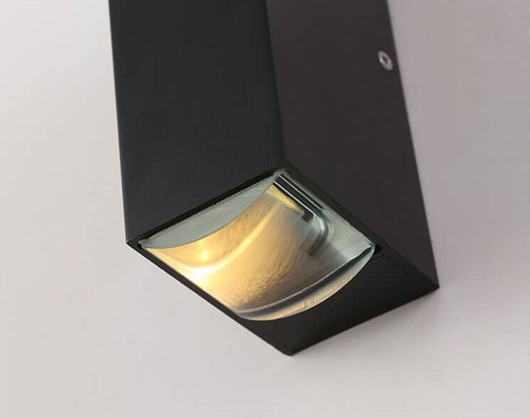 Elegant utomhusvägglampa i svart med energioptimerad LED