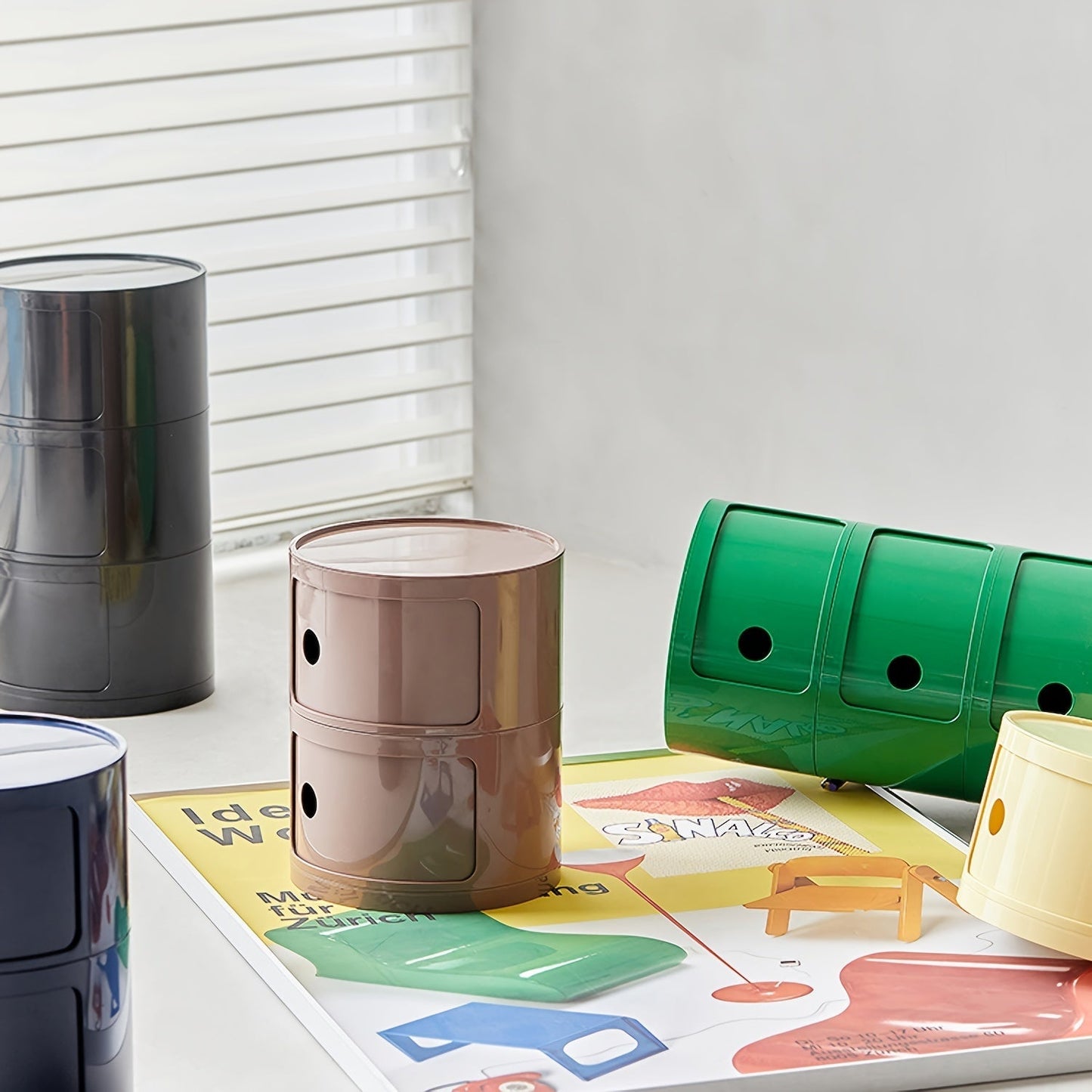 Rundt Natbord med Plastskuffer - Moderne og Pladsbesparende
